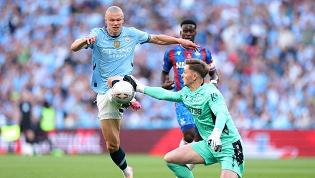 Henderson thoát thẻ đỏ: Quyết định gây tranh cãi của VAR tại chung kết FA Cup